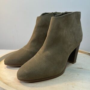 OLD NAVY OLIVE GREEN FAUX SUEDE ANKLE BOOTIES SIZE 8